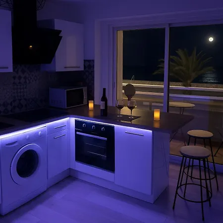 Splendide Vue Depuis La Et Le Salon Cuisine, 20m De La Plage!
