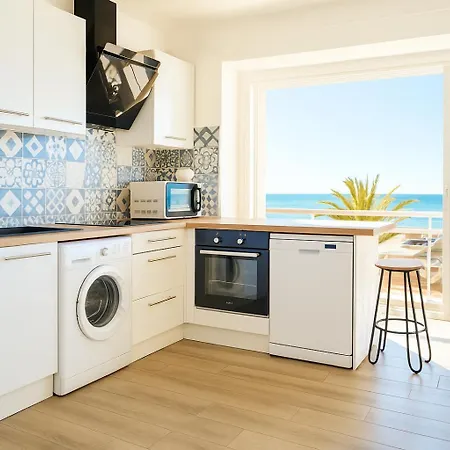 Appartement Splendide Vue Depuis La Et Le Salon Cuisine, 20m De La Plage!